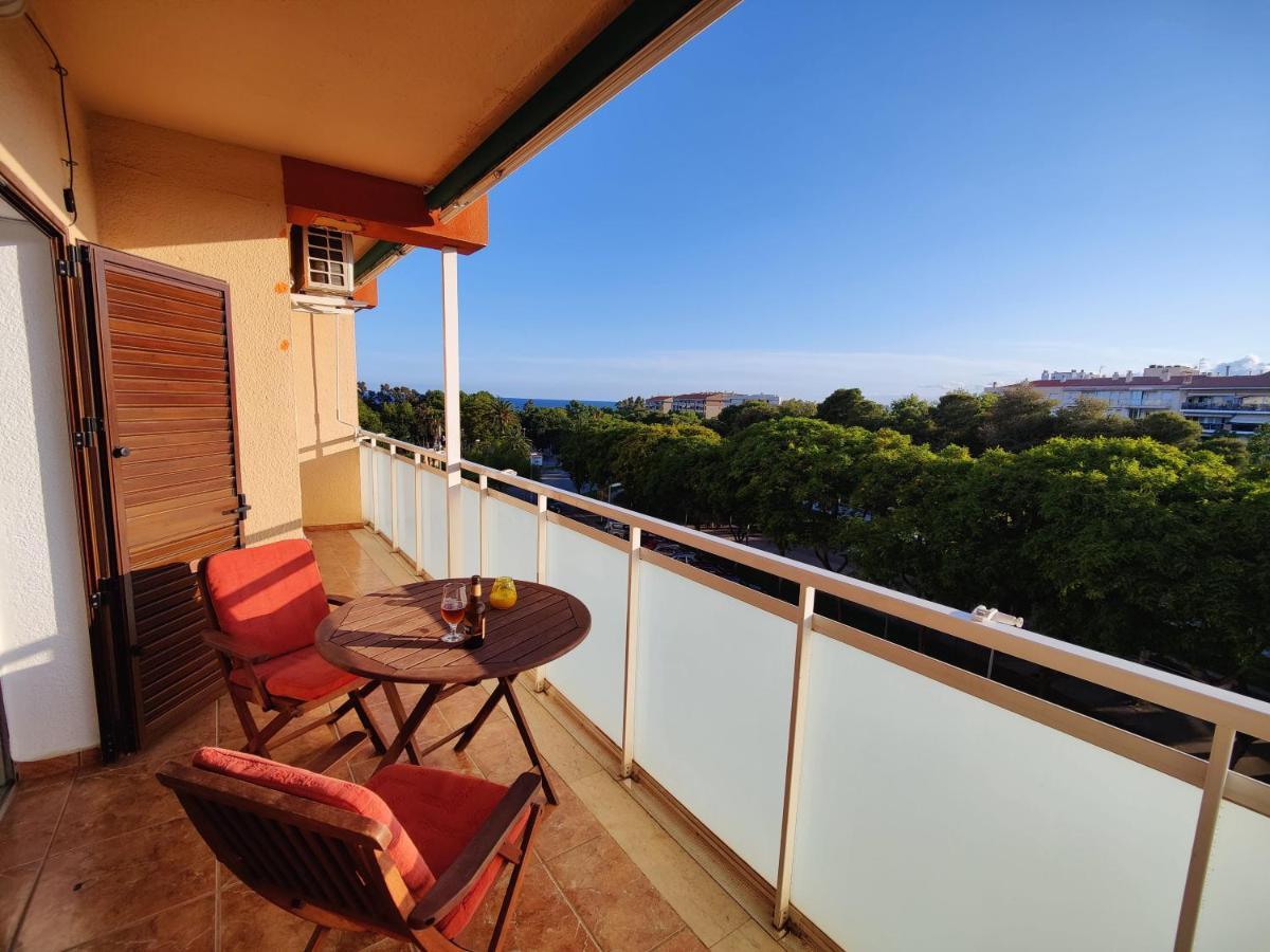 شقة Sunny Flat With Balcony And Sea Views كامبريلس المظهر الخارجي الصورة