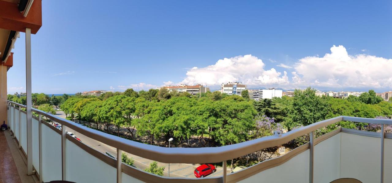 شقة Sunny Flat With Balcony And Sea Views كامبريلس المظهر الخارجي الصورة