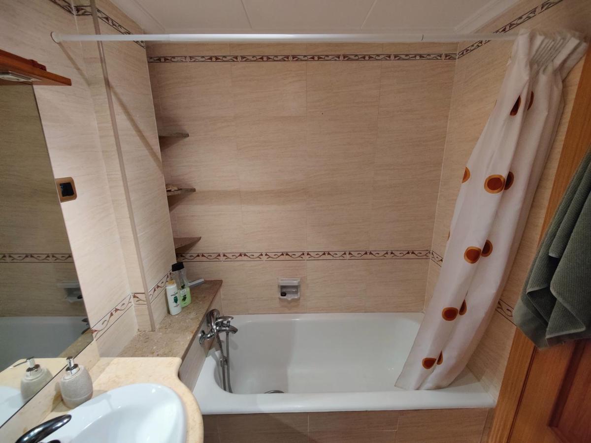 شقة Sunny Flat With Balcony And Sea Views كامبريلس المظهر الخارجي الصورة
