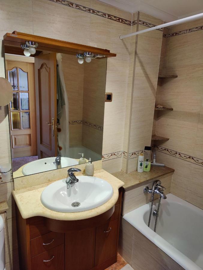 شقة Sunny Flat With Balcony And Sea Views كامبريلس المظهر الخارجي الصورة