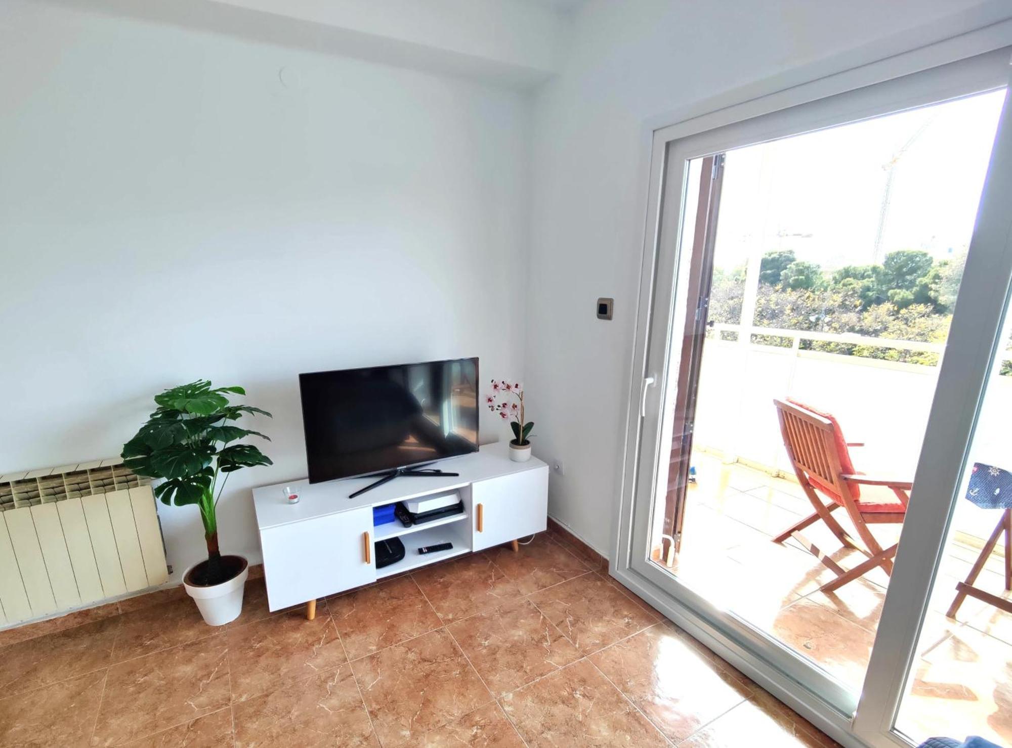 شقة Sunny Flat With Balcony And Sea Views كامبريلس المظهر الخارجي الصورة