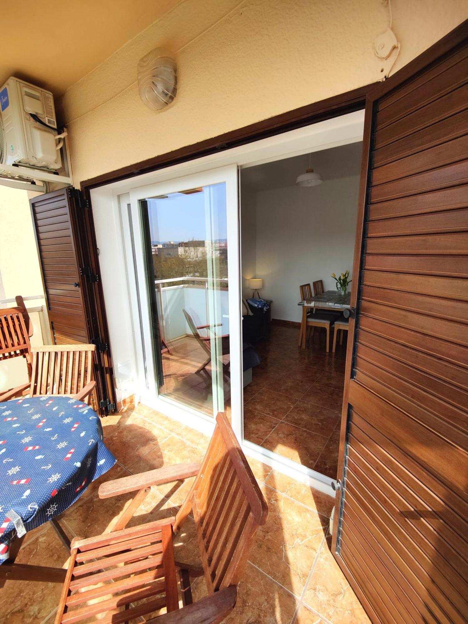 شقة Sunny Flat With Balcony And Sea Views كامبريلس المظهر الخارجي الصورة