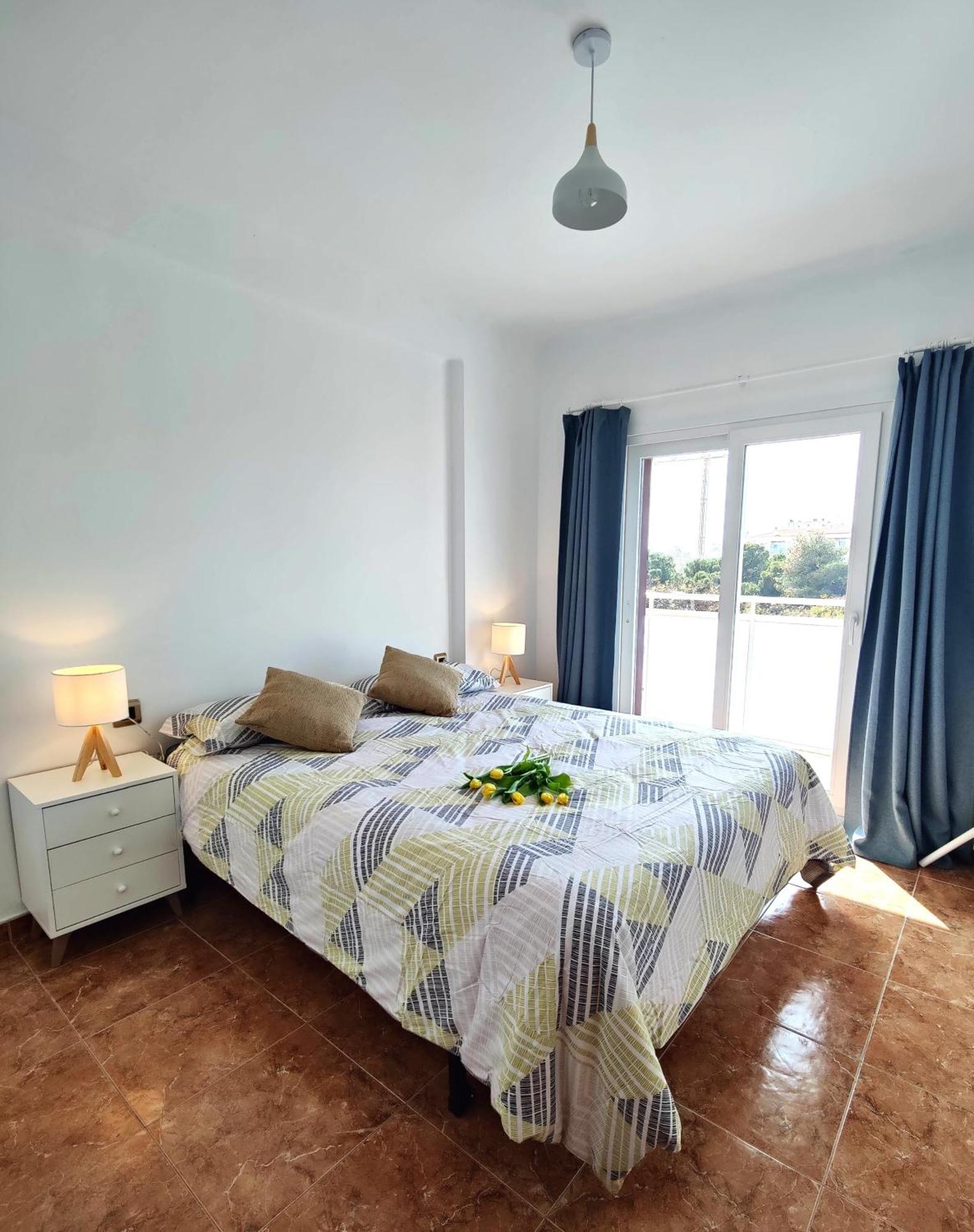 شقة Sunny Flat With Balcony And Sea Views كامبريلس المظهر الخارجي الصورة
