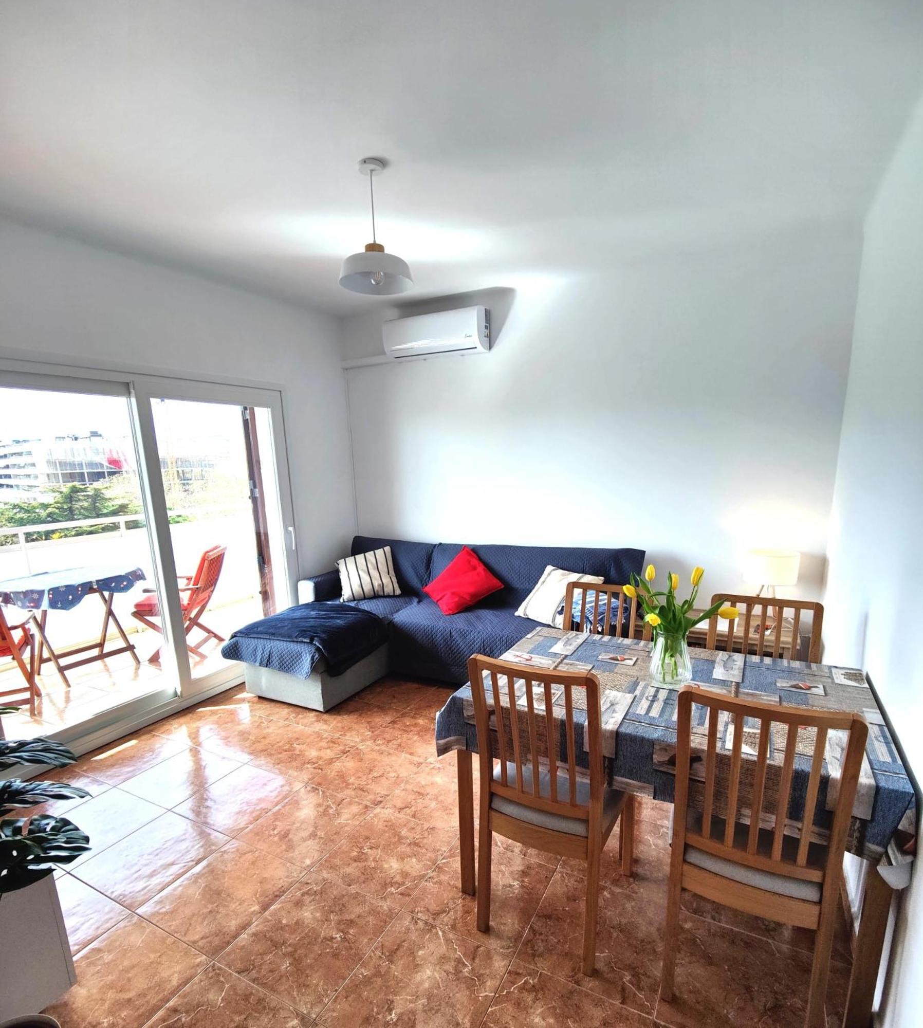 شقة Sunny Flat With Balcony And Sea Views كامبريلس المظهر الخارجي الصورة