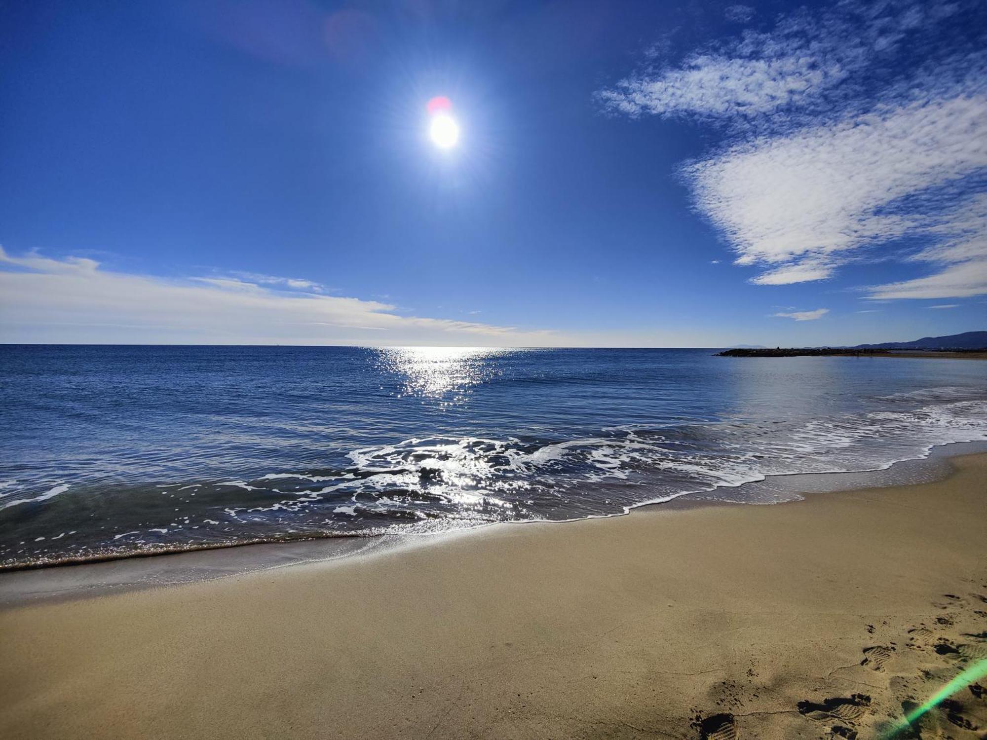 شقة Sunny Flat With Balcony And Sea Views كامبريلس المظهر الخارجي الصورة